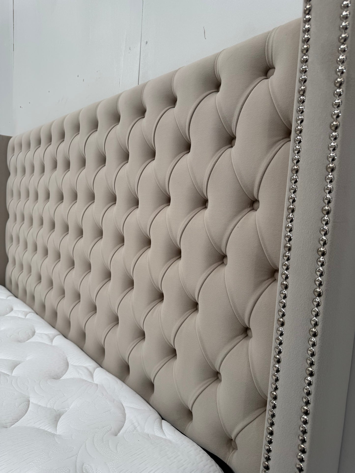 LIT COFFRE CLOUTE BEIGE