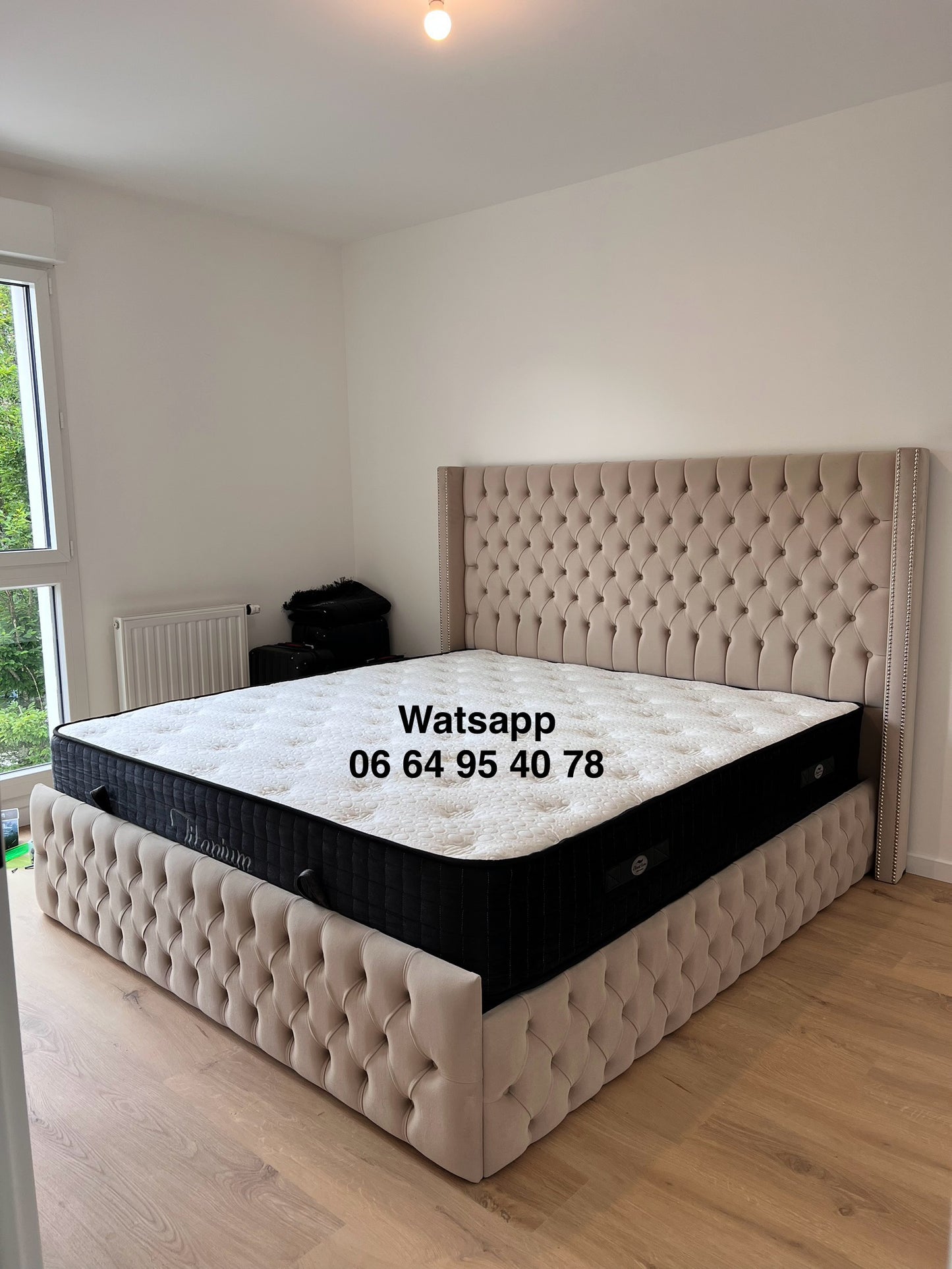 CADRE DE LIT CLOUTÉ VELOURS BEIGE