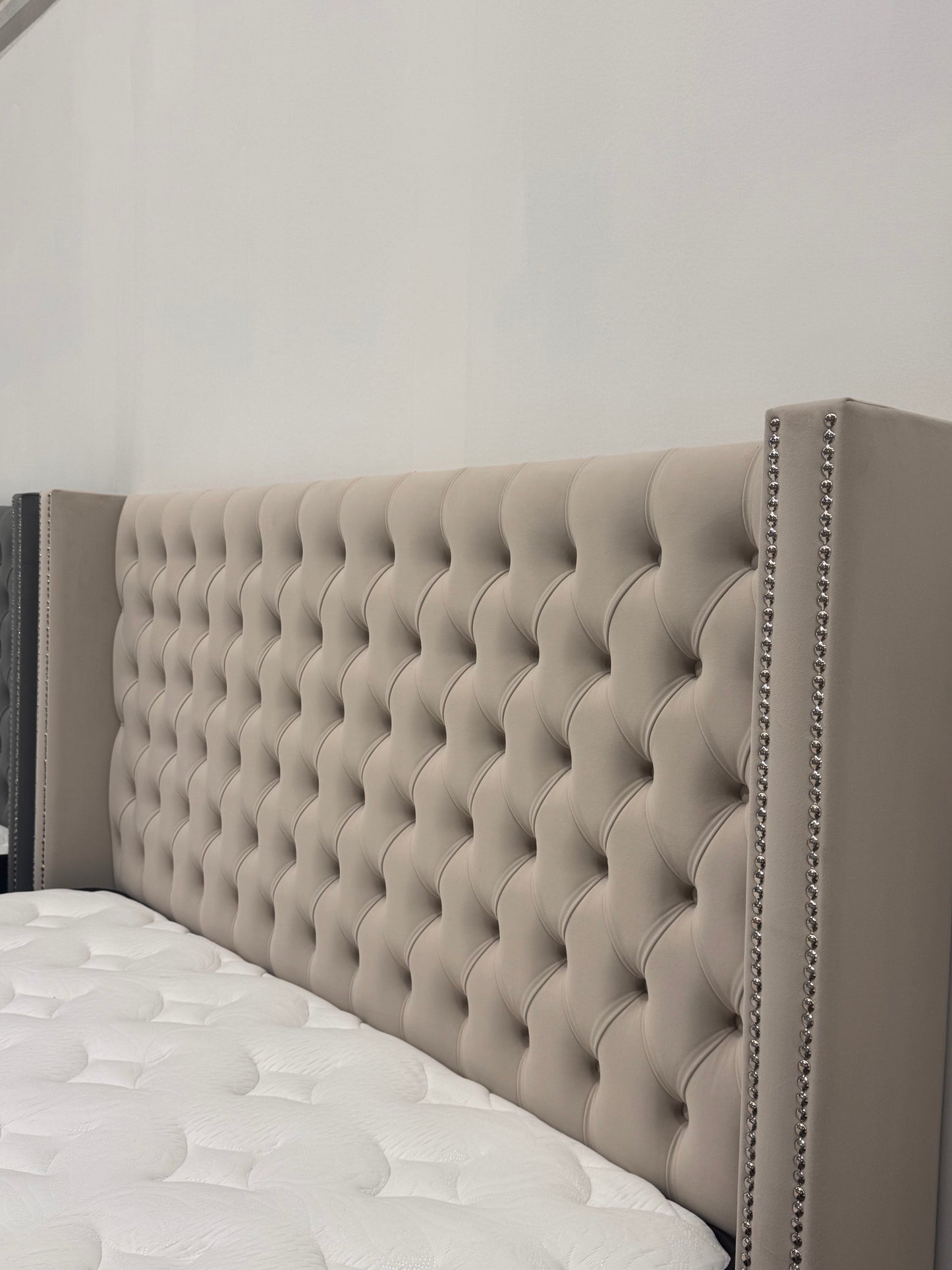 LIT COFFRE CLOUTE BEIGE